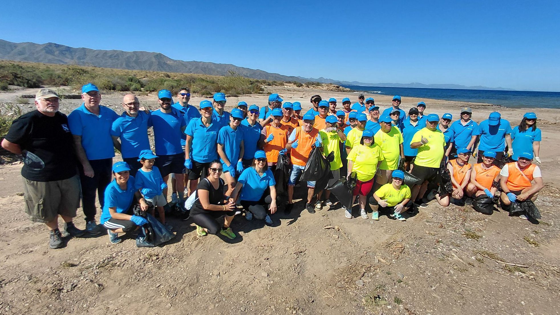 voluntarios limpieza playa 2026 1.jpg
